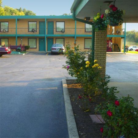 Village Inn Motel - Berrien Springs מראה חיצוני תמונה